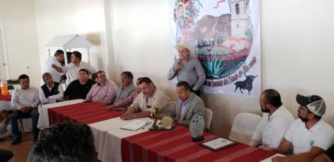 Galleros reconocen apoyo de Amaro en el Congreso del Estado imagen 1