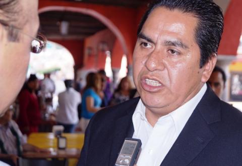 Deja abandonada su alcaldía para impulsar a su gallo al CEN del PRD