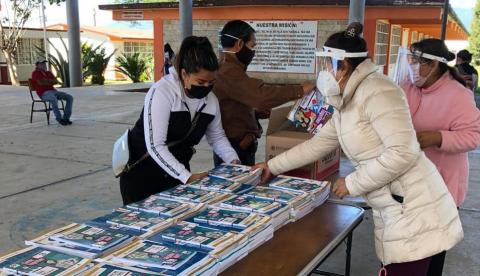Inicia la entrega de libros gratuitos en Tepetitla bajo medidas preventivas