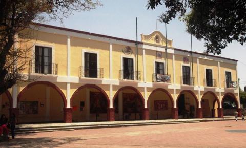 Usa institución policíaca para despojar a personas de la tercera edad