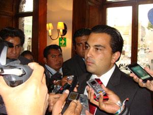 Marianito coquetea con Yazmín del Razo diputada del PT la quiere como aliada