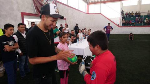 Alcalde contribuye con el deporte entregando balones a equipos de fut 7 imagen 1