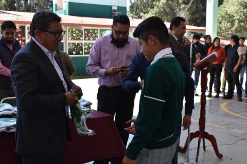 Hacen entrega de uniformes escolares en Secundaria Juan Cuamatziz en Teolocholco imagen 34