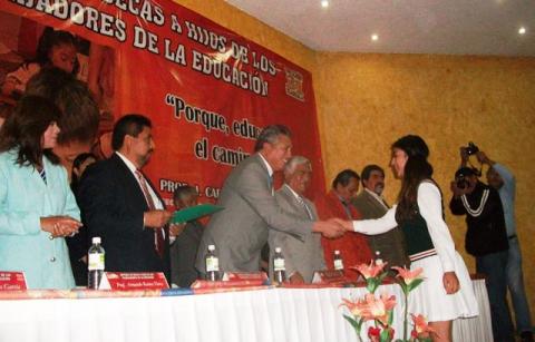 Entregó sección 31 del SNTE becas a hijos de trabajadores