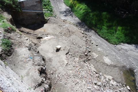 Autoridades suspenden construcción en barranca de Papalotla