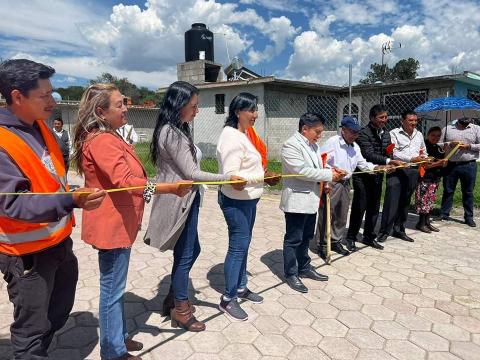 Alcalde de Xaltocan sigue entregando obras que mejoran la comunicación vial imagen 1