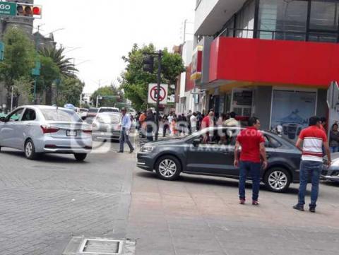 En días de mayor contagio de Covid-19 siguen aglomeraciones en bancos de Apizaco imagen 9