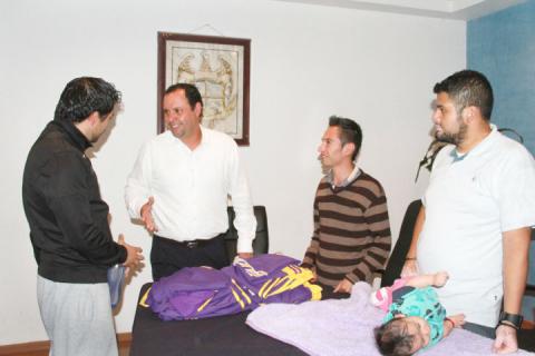 Entrega alcalde de Apizaco uniformes a basquetbolistas
