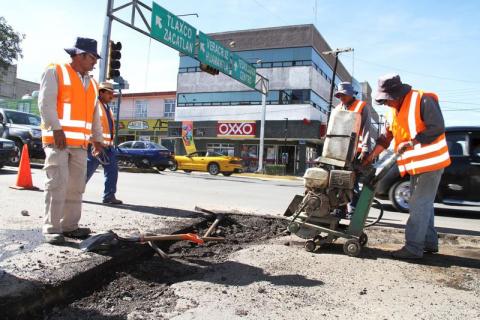 Las lluvias no detienen los trabajos de bacheo en Apizaco