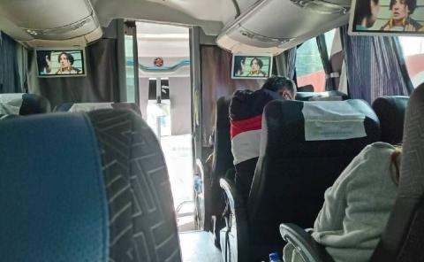 Cinco malandros asaltan a pasajeros de un autobús y los golpean, en Tzompantepec