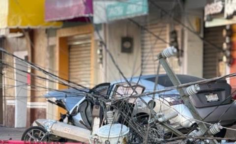 Sedán gris queda destrozado tras chocar contra un poste, en Calpulalpan