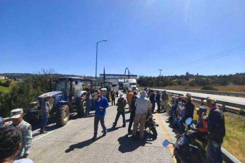 Campesinos bloquean por segundo día la carretera México–Veracruz; exigen apoyos al Gobierno Federal