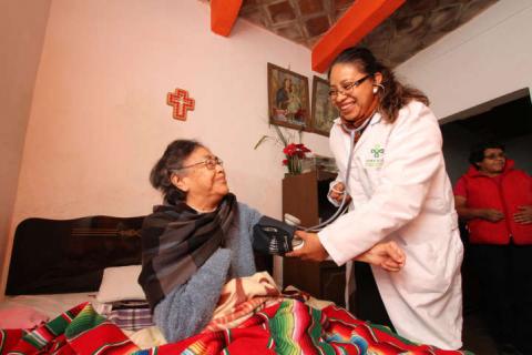 Gobierno de Tlaxcala brinda consultas médicas a jubilados en sus hogares imagen 1