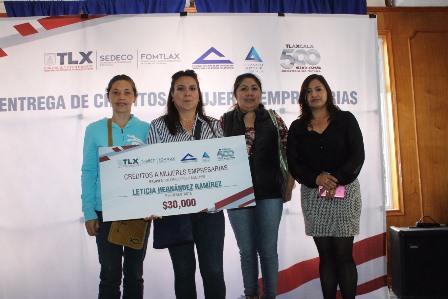 Entrega Fomtlax créditos a mujeres por más de 270 mil pesos