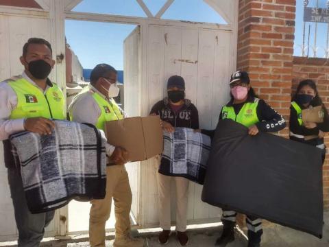 Entrega CEPC apoyos por temporada invernal a familias de Zitlaltepec imagen 2