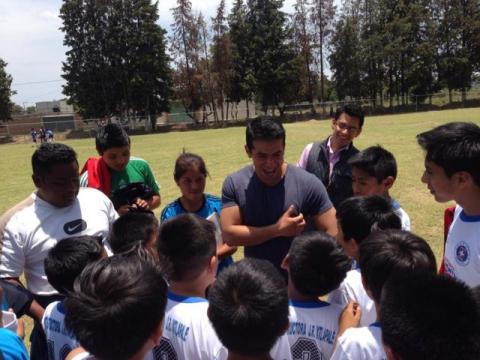 Bladimir Zainos Flores entrega uniformes de futbol imagen 6