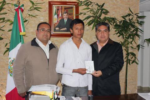 Calpulalpan: Entrega Vicente Hernández Roldán cartillas de Servicio Militar clase 1995 imagen 2