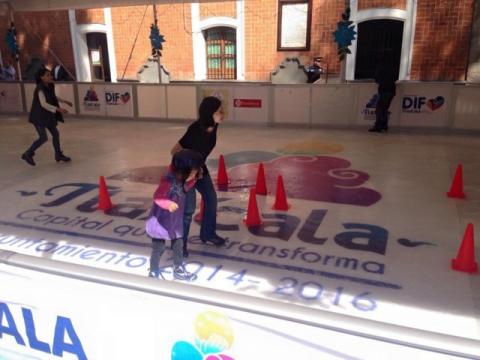 Más de 25 mil sonrisas arrancó pista de hielo gratuita del ayuntamiento de Tlaxcala imagen 2