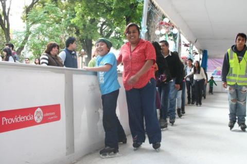 Más de 25 mil sonrisas arrancó pista de hielo gratuita del ayuntamiento de Tlaxcala imagen 3