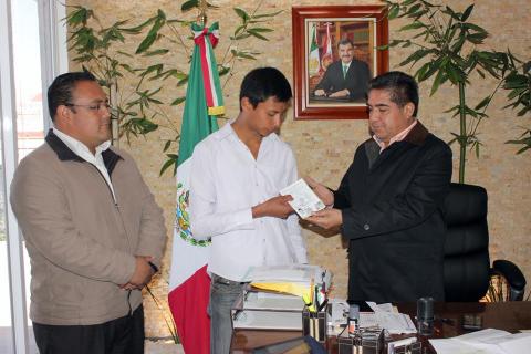 Calpulalpan: Entrega Vicente Hernández Roldán cartillas de Servicio Militar clase 1995 imagen 3