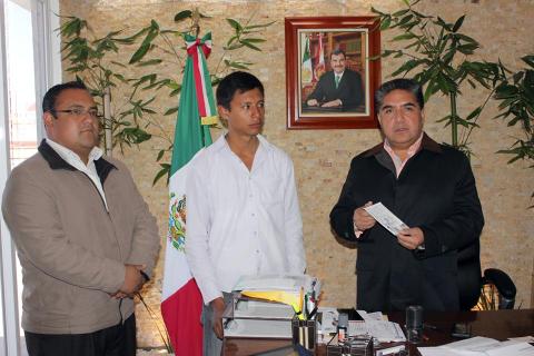Calpulalpan: Entrega Vicente Hernández Roldán cartillas de Servicio Militar clase 1995 imagen 1