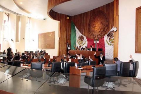 Regaña Evangelina Paredes a Marco Mena por avalar actos vandálicos