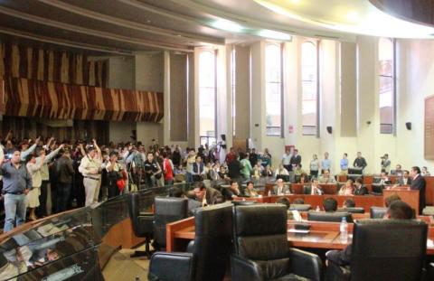 Docentes tachan de “vendidos y burros” a diputados