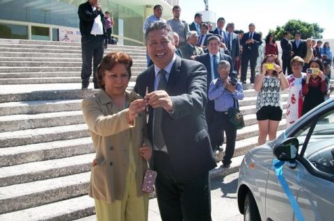 Entrega SNTE automóviles que rifó a educadoras imagen 1