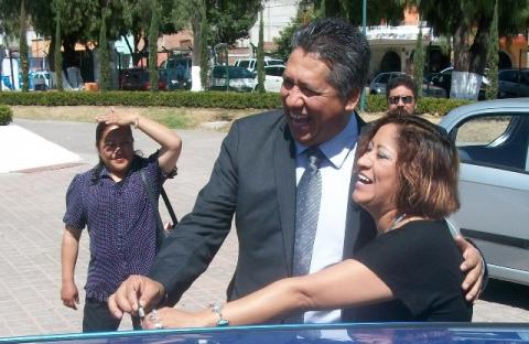 Entrega SNTE automóviles que rifó a educadoras imagen 2