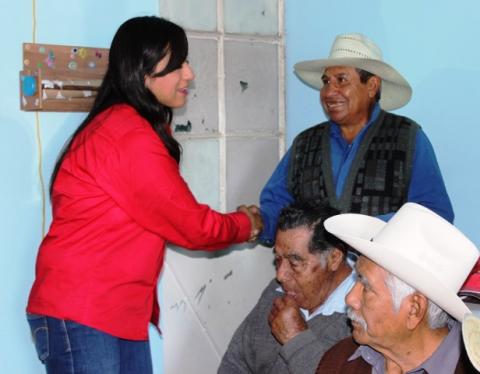 Se compromete Angélica Carreto con adultos mayores a impulsar leyes que los beneficien