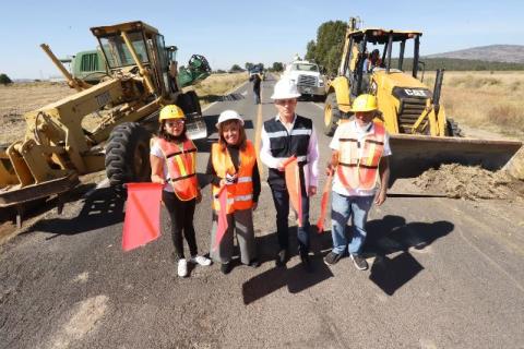 Lorena da banderazo de reconstrucción de carretera a Atlangatepec
