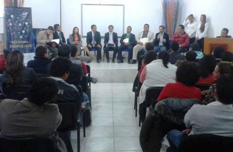 “Bebesaurios” de la política debaten sobre Reforma Energética