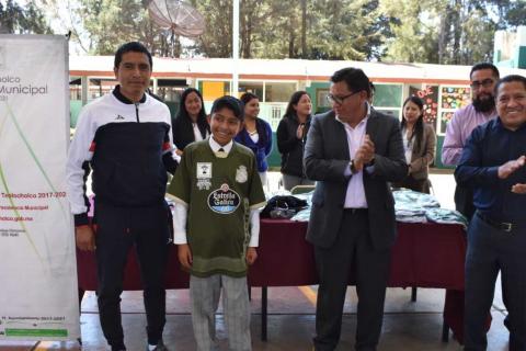 Hacen entrega de uniformes escolares en Secundaria Juan Cuamatziz en Teolocholco imagen 25