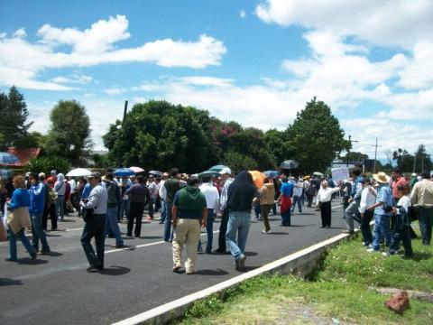 Amenazan maestros con cerrar vía corta, el trébol y a la altura de la virgen imagen 1