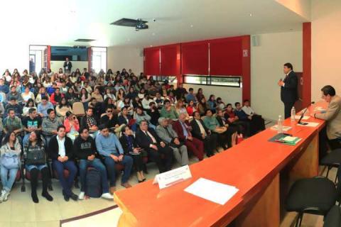 Docente de la UCSP habló sobre ámbitos de competencia de los poderes Ejecutivo y Judicial a estudiantes de Derecho UATx imagen 3