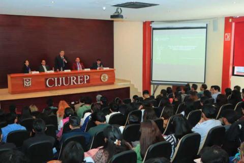 Docente de la UCSP habló sobre ámbitos de competencia de los poderes Ejecutivo y Judicial a estudiantes de Derecho UATx imagen 1
