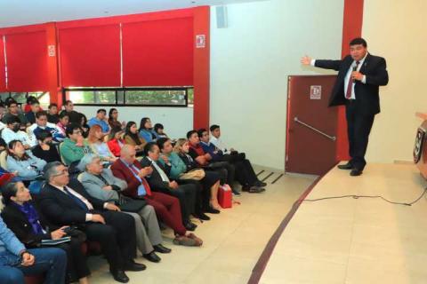 Docente de la UCSP habló sobre ámbitos de competencia de los poderes Ejecutivo y Judicial a estudiantes de Derecho UATx imagen 2