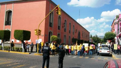 A sangre y fuego ingresan diputados para aprobar Reforma Energética imagen 4