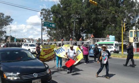 Bloquean maestros disidentes la Vía Corta y generan caos vial
