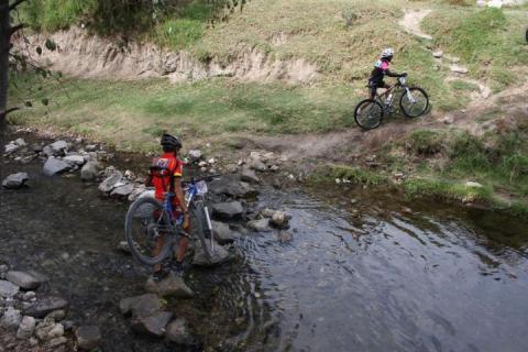 Recorren ciclistas circuito a campo traviesa en Quiahuixtlán imagen 2