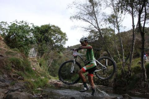 Recorren ciclistas circuito a campo traviesa en Quiahuixtlán imagen 3