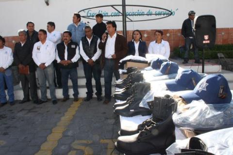 Entrega Totolac uniformes a policías y paramédicos y confirma aumento a salario imagen 3