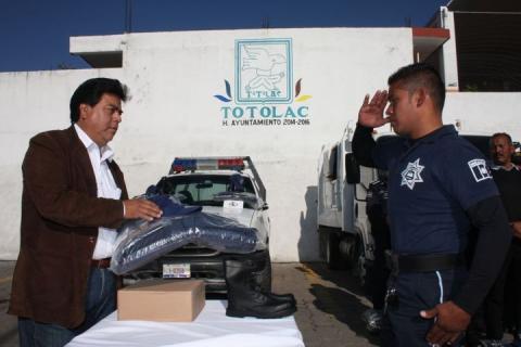 Entrega Totolac uniformes a policías y paramédicos y confirma aumento a salario imagen 4