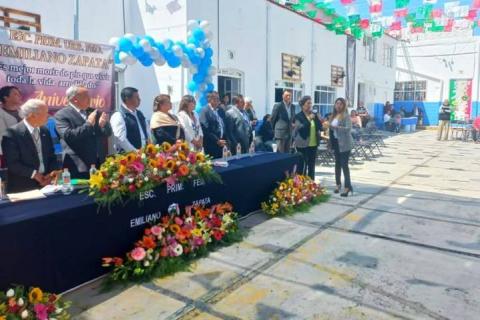 Dona Salvador Santos Cedillo placa conmemorativa y apoyo económico a Primaria “Emiliano Zapata”