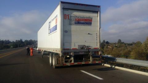 Hombres armados roban tráiler en Yauhquemehcan