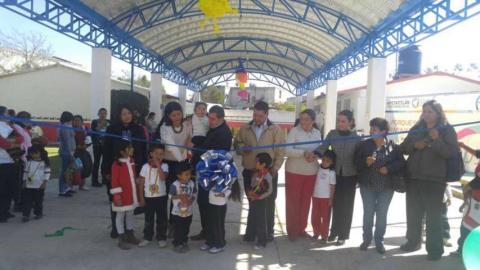 Con obras y acciones, Ayto. de Apetatitlán beneficia a centenas de estudiantes