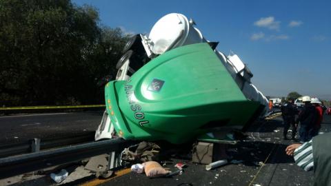 Aparatosa volcadura de un tráiler en la autopista Tlaxcala -Texmelucan imagen 7