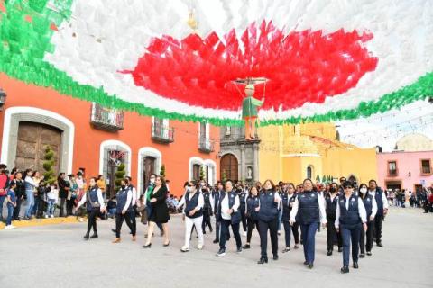 Familias de Huamantla disfrutan un desfile lleno de color