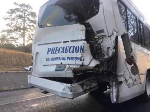 Autobús de ATAH provoca accidente en vía corta y deja un automóvil calcinado
