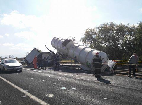 Aparatosa volcadura de un tráiler en la autopista Tlaxcala -Texmelucan imagen 4